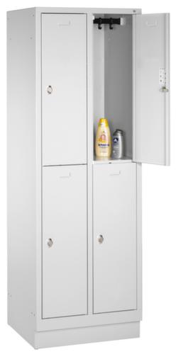 C+P Armoire vestiaire à deux niveaux Classic avec 2x2 compartiments et portes lisses, largeur de compartiment 400 mm