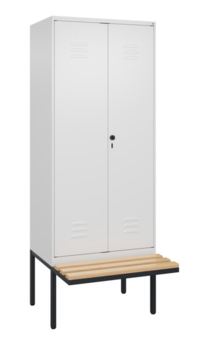 C+P Armoire vestiaire avec banc Classic Plus pour une séparation en noir et blanc, largeur de compartiment 400 mm