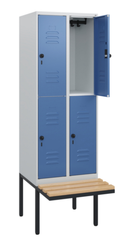 C+P Armoire vestiaire à deux niveaux Classic Plus avec banc, largeur de compartiment 300 mm  L