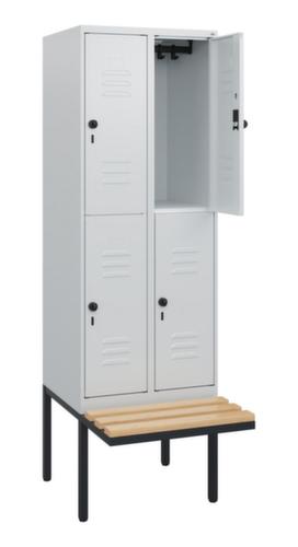 C+P Armoire vestiaire à deux niveaux Classic Plus avec banc, largeur de compartiment 300 mm  L