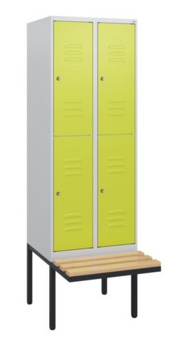 C+P Armoire vestiaire à deux niveaux Classic Plus avec banc, largeur de compartiment 300 mm