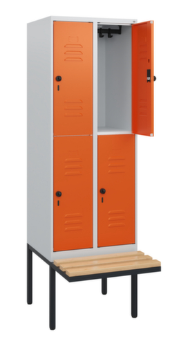 C+P Armoire vestiaire à deux niveaux Classic Plus avec banc, largeur de compartiment 300 mm  L