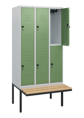 C+P Armoire vestiaire à deux niveaux Classic Plus avec banc, largeur de compartiment 300 mm  L