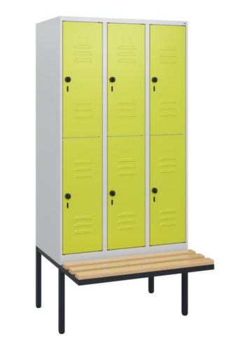 C+P Armoire vestiaire à deux niveaux Classic Plus avec banc, largeur de compartiment 300 mm