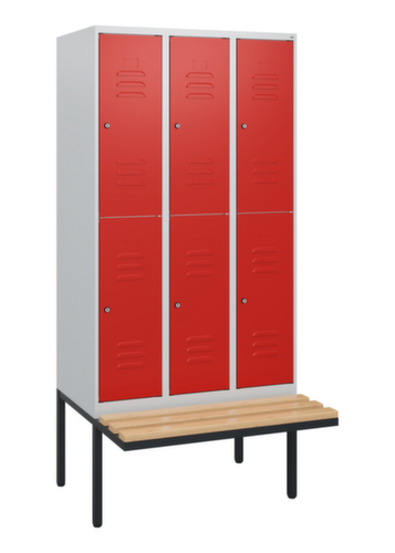 C+P Armoire vestiaire à deux niveaux Classic Plus avec banc, largeur de compartiment 300 mm