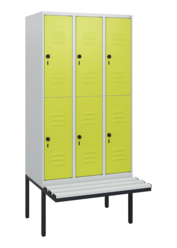 C+P Armoire vestiaire à deux niveaux Classic Plus avec banc, largeur de compartiment 300 mm