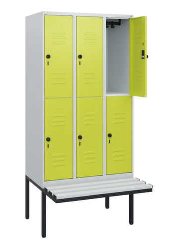 C+P Armoire vestiaire à deux niveaux Classic Plus avec banc, largeur de compartiment 300 mm  L