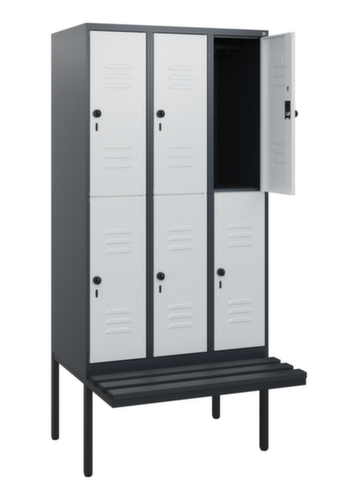 C+P Armoire vestiaire à deux niveaux Classic Plus avec banc, largeur de compartiment 300 mm  L