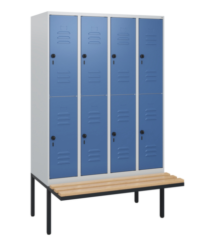 C+P Armoire vestiaire à deux niveaux Classic Plus avec banc, largeur de compartiment 300 mm