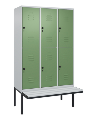 C+P Armoire vestiaire à deux niveaux Classic Plus avec banc, largeur de compartiment 400 mm