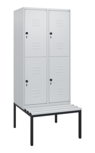 C+P Armoire vestiaire à deux niveaux Classic Plus avec banc, largeur de compartiment 400 mm