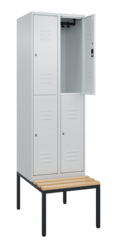 C+P Armoire vestiaire à deux niveaux Classic Plus avec banc, largeur de compartiment 300 mm  L