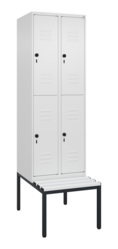 C+P Armoire vestiaire à deux niveaux Classic Plus avec banc, largeur de compartiment 300 mm