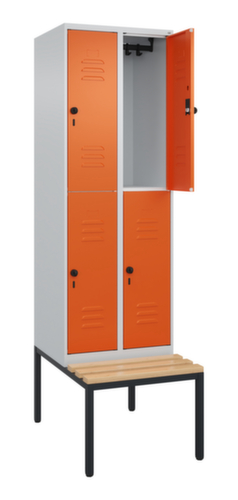 C+P Armoire vestiaire à deux niveaux Classic Plus avec banc, largeur de compartiment 300 mm  L