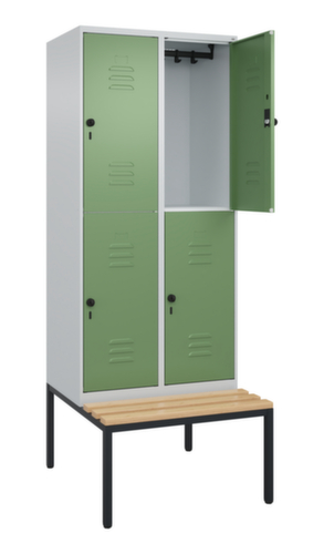 C+P Armoire vestiaire à deux niveaux Classic Plus avec banc, largeur de compartiment 400 mm  L