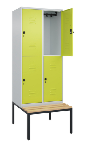 C+P Armoire vestiaire à deux niveaux Classic Plus avec banc, largeur de compartiment 400 mm  L