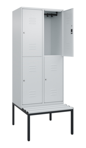 C+P Armoire vestiaire à deux niveaux Classic Plus avec banc, largeur de compartiment 400 mm  L