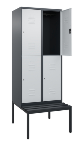 C+P Armoire vestiaire à deux niveaux Classic Plus avec banc, largeur de compartiment 400 mm  L