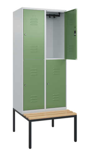 C+P Armoire vestiaire à deux niveaux Classic Plus avec banc, largeur de compartiment 400 mm  L