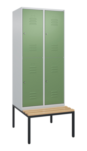 C+P Armoire vestiaire à deux niveaux Classic Plus avec banc, largeur de compartiment 400 mm