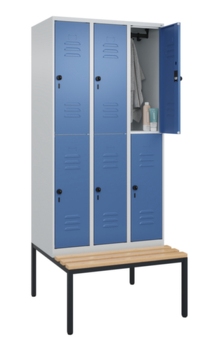 C+P Armoire vestiaire à deux niveaux Classic Plus avec banc, largeur de compartiment 300 mm  L