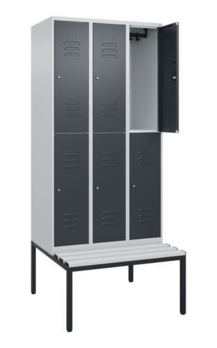 C+P Armoire vestiaire à deux niveaux Classic Plus avec banc, largeur de compartiment 300 mm  L