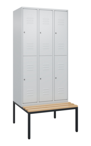 C+P Armoire vestiaire à deux niveaux Classic Plus avec banc, largeur de compartiment 300 mm