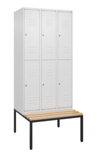 C+P Armoire vestiaire à deux niveaux Classic Plus avec banc, largeur de compartiment 300 mm