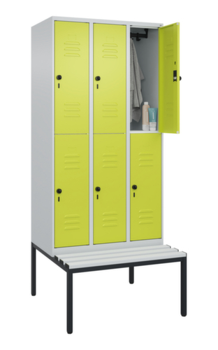 C+P Armoire vestiaire à deux niveaux Classic Plus avec banc, largeur de compartiment 300 mm  L