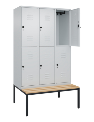 C+P Armoire vestiaire à deux niveaux Classic Plus avec banc, largeur de compartiment 400 mm  L