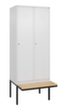 C+P Armoire vestiaire avec banc Classic Plus pour une séparation en noir et blanc, largeur de compartiment 400 mm