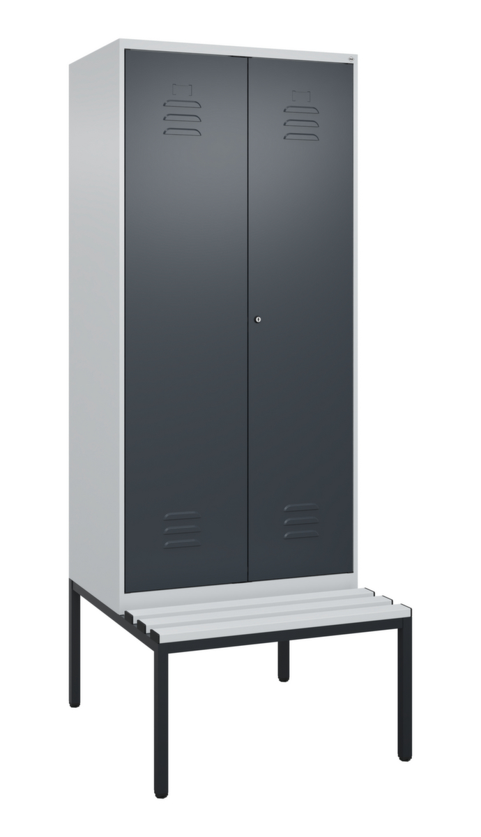 C+P Armoire vestiaire avec banc Classic Plus pour une séparation en noir et blanc, largeur de compartiment 400 mm