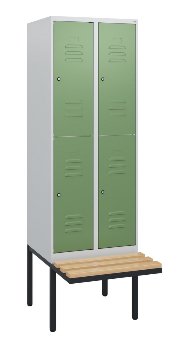 C+P Armoire vestiaire à deux niveaux Classic Plus avec banc, largeur de compartiment 300 mm