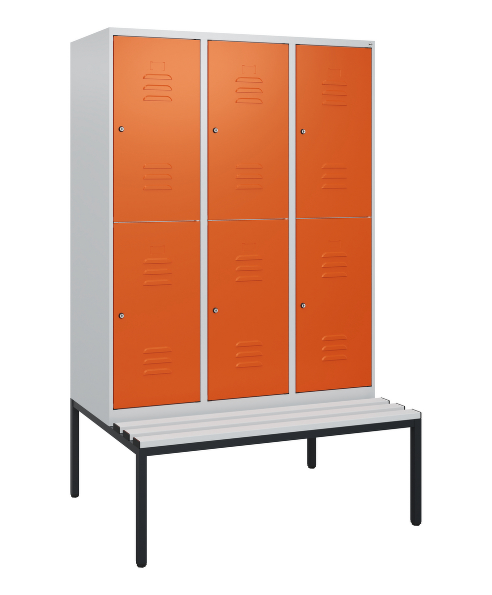 C+P Armoire vestiaire à deux niveaux Classic Plus avec banc, largeur de compartiment 400 mm