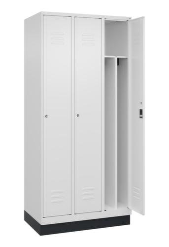 C+P Armoire vestiaire Classic Plus pour une séparation en noir et blanc, largeur de compartiment 300 mm