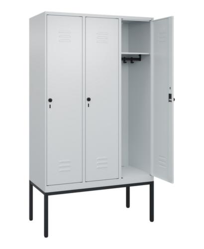 C+P Armoire vestiaire Classic Plus à 3 compartiments, largeur de compartiment 400 mm