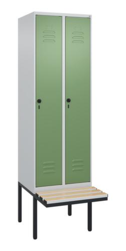 C+P Armoire vestiaire avec banc Classic Plus pour une séparation en noir et blanc, largeur de compartiment 300 mm