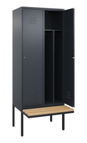 C+P Armoire vestiaire avec banc Classic Plus pour une séparation en noir et blanc, largeur de compartiment 400 mm