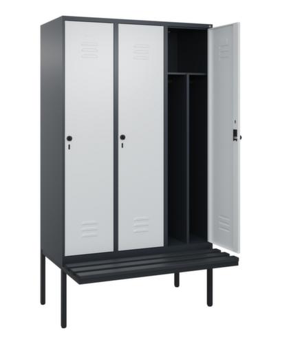 C+P Armoire vestiaire avec banc Classic Plus pour une séparation en noir et blanc, largeur de compartiment 400 mm