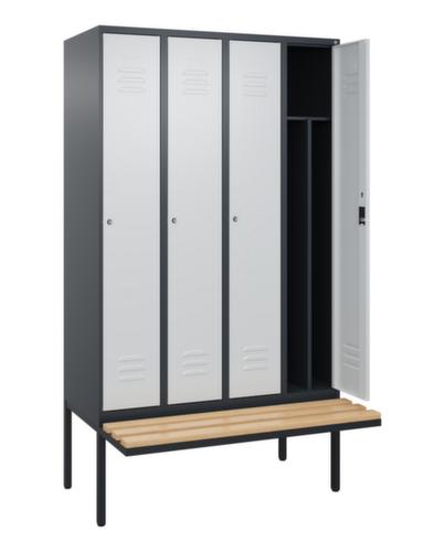 C+P Armoire vestiaire avec banc Classic Plus pour une séparation en noir et blanc, largeur de compartiment 300 mm