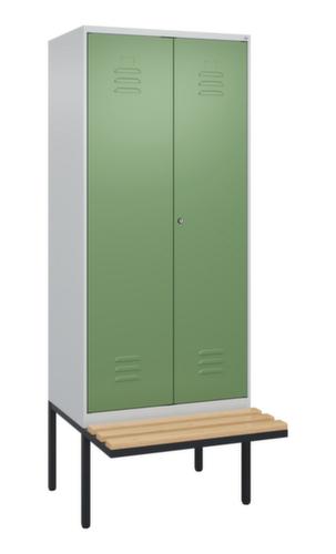 C+P Armoire vestiaire avec banc Classic Plus pour une séparation en noir et blanc, largeur de compartiment 400 mm