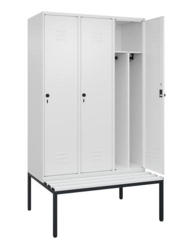 C+P Armoire vestiaire avec banc Classic Plus pour une séparation en noir et blanc, largeur de compartiment 400 mm