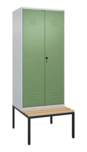 C+P Armoire vestiaire avec banc Classic Plus pour une séparation en noir et blanc, largeur de compartiment 400 mm