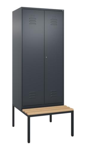 C+P Armoire vestiaire avec banc Classic Plus pour une séparation en noir et blanc, largeur de compartiment 400 mm