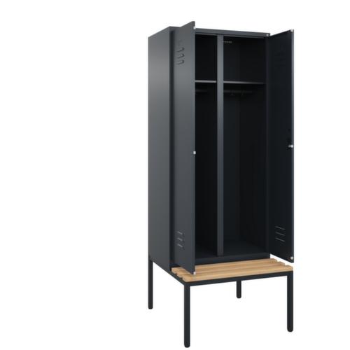 C+P Armoire vestiaire avec banc Classic Plus pour une séparation en noir et blanc, largeur de compartiment 400 mm