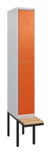 C+P Armoire vestiaire à deux niveaux Classic Plus avec banc, largeur de compartiment 300 mm