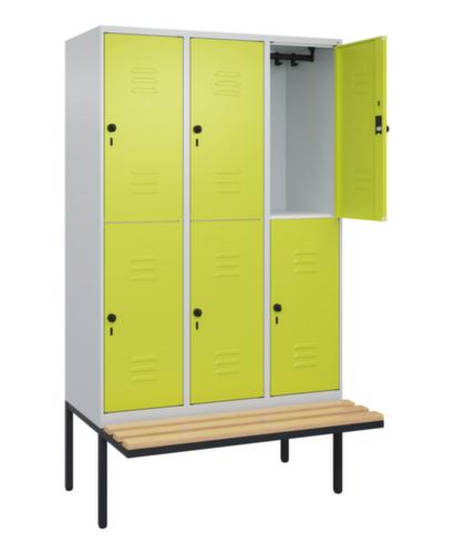 C+P Armoire vestiaire à deux niveaux Classic Plus avec banc, largeur de compartiment 400 mm