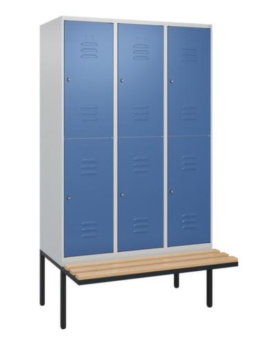 C+P Armoire vestiaire à deux niveaux Classic Plus avec banc, largeur de compartiment 400 mm