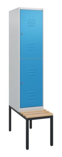 C+P Armoire vestiaire à deux niveaux Classic Plus avec banc, largeur de compartiment 400 mm