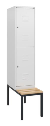 C+P Armoire vestiaire à deux niveaux Classic Plus avec banc, largeur de compartiment 400 mm